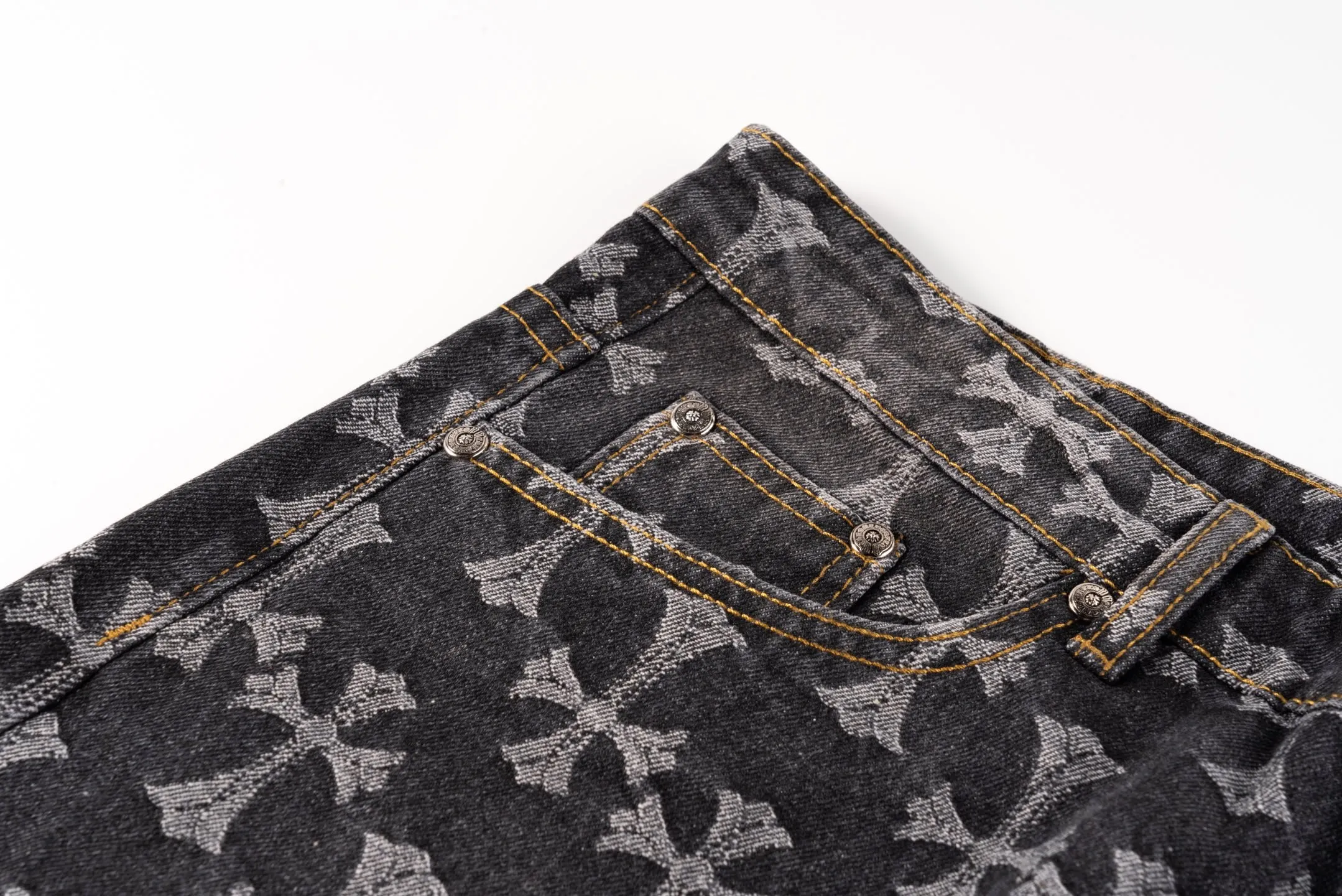 P220 Chrome Hearts double-sided heavy-duty jeans with LOGO jacquard and dark pattern printed all over, truly restoring the ultimate texture of Vintage, special Italian cowhide printed and cut, custom-made sheepskin three-layer thick line leather, the whole splicing in heavy water washing process, you can see the details, three-dimensional cutting version, loose and comfortable, not flattering on the figure, taller and slimmer, factory Seiko, original quality control, same style for men and women, can be matched with couples, versatile recommendation, must-have jeans for all seasons Style number: 1650# Color: black Size: S-XXL (corresponding to 28-36)